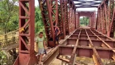 Photo of ग्रामीण आधे-अधूरे लोहे के पुल को खतरनाक तरीके से पार करने को मजबूर हैं