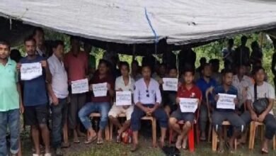 Photo of सलेमा रोड ब्लॉक कछूछरा ग्राम पंचायत के निवासी सड़क सुधार की मांग को लेकर धरने पर बैठे