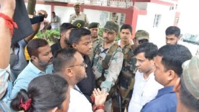 Photo of सोशल मीडिया पर पोस्ट की गईं विवादित टिप्पणियां, युवा कांग्रेस और एनएसयूआई ने काले झंडे दिखाकर किया विरोध प्रदर्शन