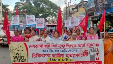 Photo of आरजी कर मेडिकल कॉलेज में हत्या और बलात्कार के दोषियों को कड़ी सजा देने की मांग को लेकर वामपंथियों का प्रदर्शन