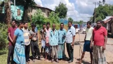 Photo of करंट लगने से आक्रोशित स्थानीय लोगों ने सड़क जाम कर दिया