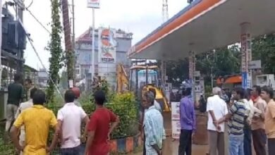 Photo of ভয়াবহ অগ্নিকাণ্ড শান্তিবাজার পেট্রোল পাম্পের সামনে বিদ্যুতের ট্রান্সফরমারে