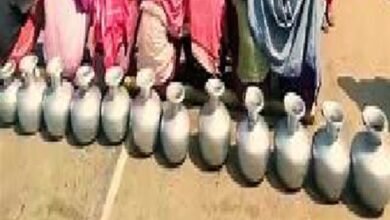 Photo of बिजली सेवा और पेयजल की मांग को लेकर निवासियों ने बक्सनगर-बिशालगढ़ रोड पर प्रदर्शन किया