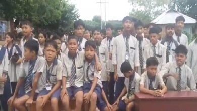 Photo of शिक्षकों के तबादले के विरोध में छात्रों ने स्कूल में तालाबंदी कर सड़क जाम कर दिया