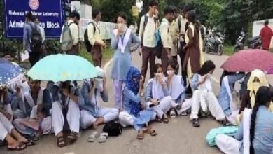Photo of पहले सेमेस्टर में फेल हुए छात्रों ने उन सभी को पास करने की मांग को लेकर विश्वविद्यालय के सामने सड़क जाम कर दी