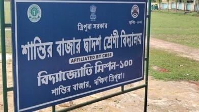 Photo of छात्रों और शिक्षकों के देर से स्कूल आने के कारण प्रिंसिपल ने गेट पर ताला लगा दिया