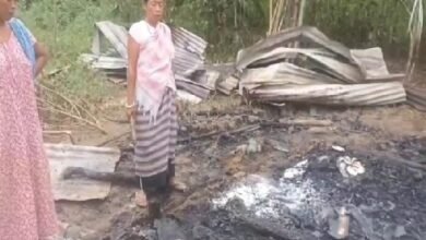 Photo of आग की लपटों ने किसान दंपत्ति के घर को अपनी चपेट में ले लिया