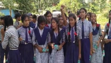 Photo of छात्र स्कूल के बारे में विभिन्न शिकायतें उठाते हुए विरोध प्रदर्शन में शामिल हुए