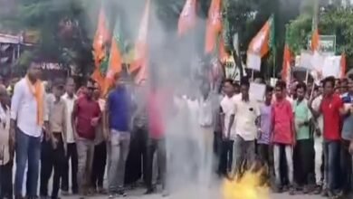 Photo of मंत्री विकास देबवर्मा पर बेबुनियाद आरोप लगाने के विरोध में विधायक सुदीप रॉय बर्मन का पुतला दहन किया गया