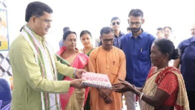Photo of 8 नंबर टाउन बाराडवाली मंडल की पहल पर मुख्यमंत्री की मौजूदगी में जरूरतमंदों को कपड़ों का वितरण