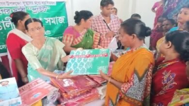 Photo of बंगाली महिला समाज की पहल पर जरूरतमंदों के बीच कपड़ों का वितरण