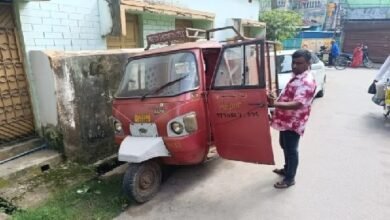 Photo of चोरों के एक समूह ने सड़क के किनारे खड़ी एक कार से बैटरी चुरा ली