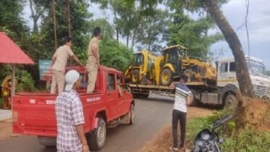Photo of बीच सड़क फंसी ड्रेजर वाली लॉरी, मरीज से उलझे दमकलकर्मी