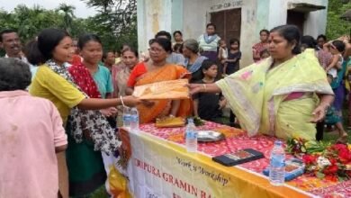 Photo of पूर्व केंद्रीय मंत्री प्रतिमा भौमिक ने दुर्गा पूजा के अवसर पर बाढ़ पीड़ितों को कपड़े बांटे