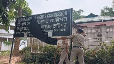 Photo of सदर जिला कांग्रेस ने मानवाधिकार आयोग कार्यालय के साइनबोर्ड पर काला कपड़ा लगाकर कार्यालय का घेराव किया और अध्यक्ष के इस्तीफे की मांग की