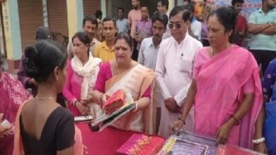 Photo of आगामी शरद उत्सव के उपलक्ष्य में वस्त्र वितरण