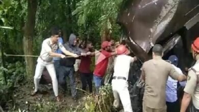 Photo of राष्ट्रीय राजमार्ग पर दो वाहनों की आमने-सामने टक्कर हो गई