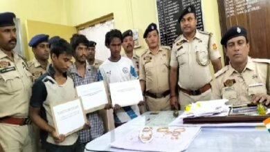 Photo of चोरी के सोने के आभूषणों के साथ तीन गिरफ्तार