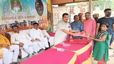 Photo of दिवाली एवं श्यामा माँ पूजा के अवसर पर जरूरतमंदों को वस्त्र वितरण