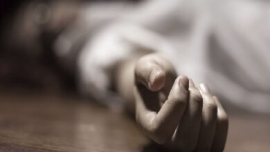 Photo of दोस्त के फ्लैट में लटका मिला युवक का शव, परिवार ने लगाया जानबूझकर हत्या का आरोप