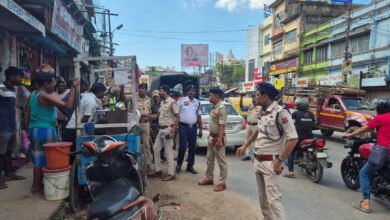 Photo of प्रशासन ने फुटपाथ पर रहने वालों को जाम से निजात दिलाने के लिए चौबीस घंटे की मोहलत दी है