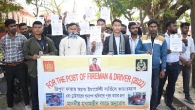 Photo of बेरोजगार लोग मेधा सूची प्रकाशित करने और नियुक्ति प्रक्रिया शीघ्र पूरी करने की मांग को लेकर सड़कों पर उतर आये
