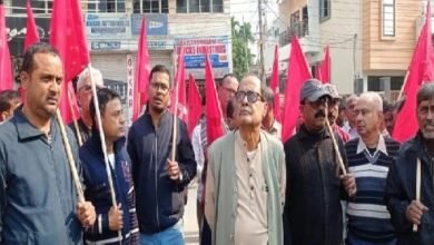Photo of दो कार्यकर्ताओं के घरों पर हमले के विरोध में सीपीआईएम कार्यकर्ताओं ने पूर्वी अगरतला पुलिस स्टेशन के सामने विरोध प्रदर्शन किया