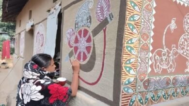 Photo of पौष संक्रांति से पहले अल्पना गांव को सजाया जा रहा है