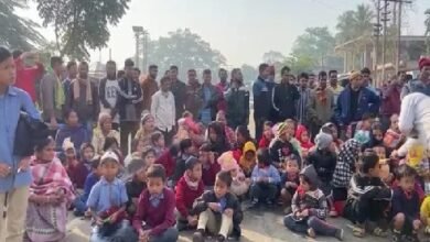 Photo of 17 साल बाद भी चलाचारी रोड पर नहीं बना पुल, विरोध में स्थानीय लोगों ने किया सड़क जाम