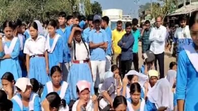 Photo of शिक्षकों के तबादले के विरोध में छात्रों ने सड़क जाम कर दिया