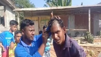 Photo of स्थानीय लोगों ने एक युवक को रबर सीट चोरी करते हुए रंगे हाथ पकड़ लिया