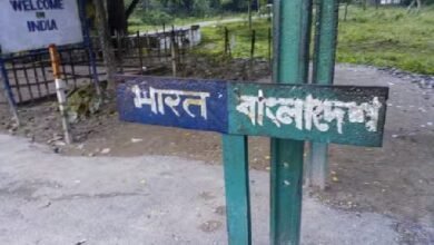 Photo of खोवाई उपखंड में भारत-बांग्लादेश सीमा पर जनता की आवाजाही पर प्रतिबंध ऑनलाइन डेस्क, 20 जनवरी 2025: सार्वजनिक जीवन में शांति और सुरक्षा बनाए रखने के लिए खोवाई जिले के अंतर्गत खोवाई उपखंड में भारत-बांग्लादेश सीमा के 500 मीटर के भीतर लोगों की आवाजाही पर कुछ प्रतिबंध लगाए गए हैं। यह आदेश 24 जनवरी 2025 से 24 मार्च 2025 तक प्रभावी रहेगा। इस दौरान यह आदेश प्रतिदिन रात्रि 8 बजे से अगले दिन शाम 5 बजे तक प्रभावी रहेगा। यह आदेश खोवाई जिले की जिला मजिस्ट्रेट चांदनी चंद्रन द्वारा बीएनएस 2023 की धारा 163 के अनुसार जारी किया गया है। हालाँकि, कानून प्रवर्तन में लगे सैन्य, अर्धसैनिक बलों और राज्य पुलिस बल के सदस्यों को कवर नहीं किया जाएगा। जिला पुलिस अधीक्षक, उपखण्ड प्रशासक द्वारा जारी वैध परमिट वाले व्यक्ति, आपातकालीन कार्य में लगे सरकारी कर्मचारी तथा चिकित्सा की तत्काल आवश्यकता वाले व्यक्ति इस प्रतिबंध से मुक्त रहेंगे। जिला मजिस्ट्रेट कार्यालय ने बताया है कि इस आदेश का उल्लंघन करने वालों के खिलाफ बीएनएस 2023 की धारा 163 के तहत अनुशासनात्मक कार्रवाई की जाएगी।