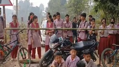 Photo of स्कूलों में शिक्षक भर्ती समेत विभिन्न मांगों को लेकर छात्रों ने सड़क जाम किया