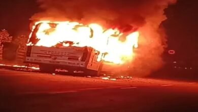 Photo of एक चलती पिकनिक बस में आग लग गई, जिससे कई लोग घायल हो गए