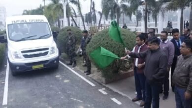 Photo of मंत्री ने आधिकारिक तौर पर उज्जयंत पैलेस में अर्बानिया बस और जलाशय में पर्यटकों के लिए मनोरंजक पैडल नौकाओं का शुभारंभ किया