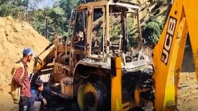 Photo of आग लगने से एक फोर्कलिफ्ट ट्रक और एक जेसीबी नष्ट हो गए