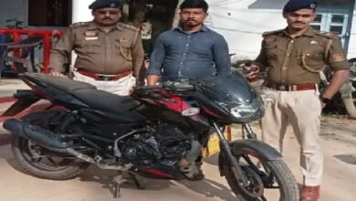 Photo of पुलिस ने चोरी हुई बाइक बरामद कर उसके मालिक को लौटाई
