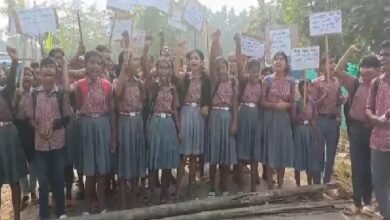 Photo of शिक्षक के तबादले को लेकर स्कूली छात्रों ने सड़क जाम किया