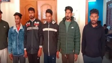 Photo of तेलियामुरा पुलिस ने चार बांग्लादेशी नागरिकों और एक भारतीय दलाल को गिरफ्तार किया