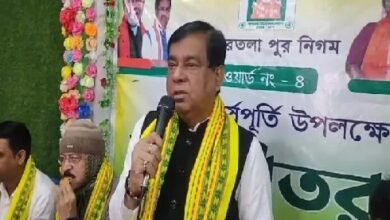 Photo of तीन साल में अगरतला शहर के विभिन्न वार्डों में कितना काम हुआ, यह लोग ही समझेंगे: मेयर  ऑनलाइन डेस्क, 4 जनवरी 2025: अगरतला पुर निगम की तीसरी वर्षगांठ के अवसर पर शीतकालीन वस्त्र वितरण कार्यक्रम का आयोजन किया गया। शनिवार की सुबह अगरतला पुर निगम के वार्ड नंबर 4 क्षेत्र में शीतकालीन कपड़े वितरित किए गए। अगरतला नगर निगम के मेयर दीपक मजूमदार उपस्थित थे। उन्होंने कहा, अगरतला पुर निगम लोगों की जरूरतों के मुताबिक अगरतला शहर को सुंदर बनाने के लिए प्रतिबद्ध है। इसके लिए अगरतला शहरवासियों के सहयोग की जरूरत है. और सभी को कार्यों के बारे में पता होना चाहिए ताकि कॉर्पोरेट अधिकारी उन्हें ठीक से कर सकें। मेयर ने बोलते हुए कहा कि पिछले तीन वर्षों में अगरतला शहर के विभिन्न वार्डों में कितना काम हुआ है, यह लोग विचार करेंगे तो ही समझेंगे. विशेष रूप से, मेयर ने यह सत्यापित करने के लिए कहा कि क्या विभिन्न वार्डों से जीतने वाले भाजपा उम्मीदवारों ने पिछले तीन वर्षों में उन वादों को पूरा किया है। उन्होंने यह भी कहा कि जिन पार्षदों पर जनता ने 25 साल तक भरोसा किया, वे समय पर काम नहीं कर रहे हैं, इसलिए वर्तमान पार्षदों को काम करना पड़ रहा है. उन्होंने कहा कि निगम अधिकारी आने वाले दिनों में अगरतला शहर का नवीनीकरण करने का प्रयास कर रहे हैं. आयोजित समारोह में बाराजला विधायक डॉ दिलीप दास, क्षेत्र पार्षद सुपर्णा देबनाथ और अन्य भी उपस्थित थे. कार्यक्रम के अंत में क्षेत्र के जरूरतमंद लोगों के बीच सर्दी के कपड़े वितरित किये गये