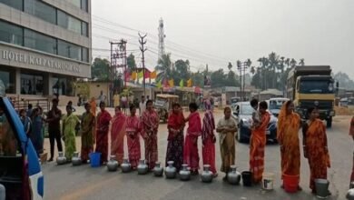 Photo of पानी की मांग को लेकर ग्रामीणों ने असम-अगरतला राष्ट्रीय राजमार्ग जाम किया
