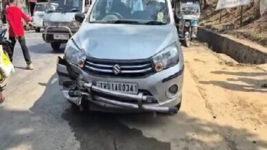 Photo of तेज रफ्तार कार ने यात्रियों से भरी गाड़ी को टक्कर मारी, दो घायल