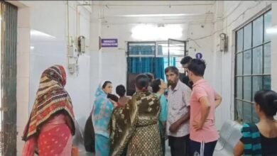 Photo of पारिवारिक विवाद के चलते गृहिणी ने की आत्महत्या की कोशिश, एंबुलेंस न मिलने से अस्पताल में तनाव