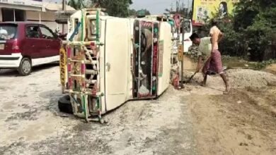 Photo of बालू से लदी बुलेरो पलटने से चालक घायल