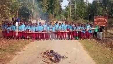 Photo of शिक्षक के तबादले के विरोध में स्कूली छात्रों ने सड़क जाम किया
