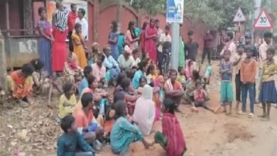 Photo of अमानवीय ईंट भट्ठा मालिक, प्रवासी मजदूरों ने न्याय की मांग को लेकर विशालगढ़ उपखंड न्यायालय के सामने विरोध प्रदर्शन किया