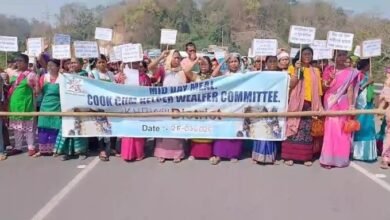 Photo of मिड-डे मील कर्मियों ने 10 सूत्री मांगों को लेकर सड़क जाम किया