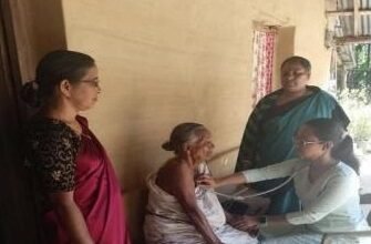 Photo of पेंचराथल के शोलानाला क्षेत्र में एक जटिल बीमारी से पीड़ित बिस्तर पर पड़े मरीज के घर स्वास्थ्य सेवाएं प्रदान करने के लिए स्वास्थ्य कार्यकर्ता पहुंचे