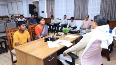 Photo of मुख्यमंत्री ने मदद चाहने वालों के लिए मुख्यमंत्री समीपेषु कार्यक्रम, चिकित्सा सुविधा, आर्थिक सहायता और आयुष्मान कार्ड की व्यवस्था की है