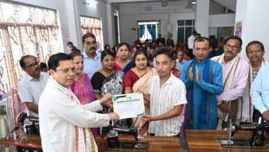 Photo of 25 युवक-युवतियों को सिलाई मशीनें वितरित, राज्य सरकार महिला सशक्तिकरण को प्राथमिकता देती है: समाज कल्याण मंत्री